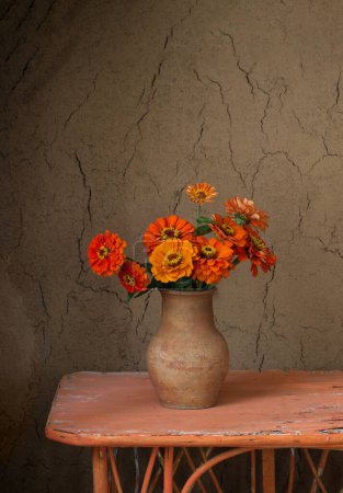 Téléchargez les photos : Fleurs en cruche sur une vieille table en bois - en image libre de droit