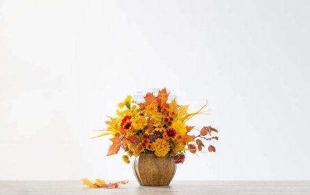 Téléchargez les photos : Bouquet automnal en vase céramique sur fond blanc - en image libre de droit
