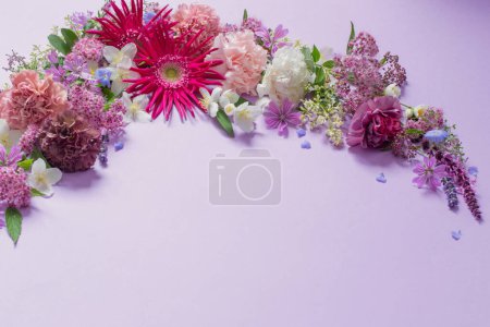 Foto de Hermosas flores de verano sobre fondo púrpura claro - Imagen libre de derechos