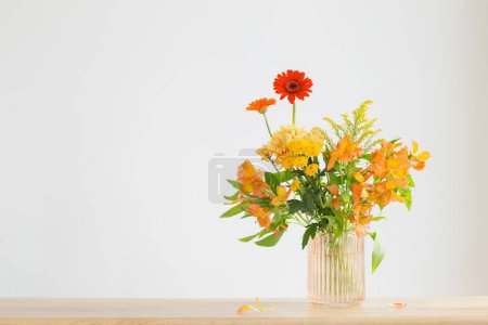 Téléchargez les photos : Bouquet d'automne sur étagère en bois sur fond gris mur - en image libre de droit