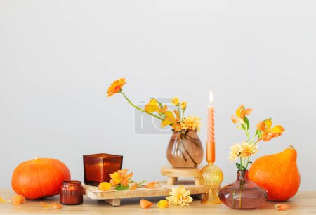 Foto de Naturaleza muerta de otoño en estante de madera en la pared de fondo - Imagen libre de derechos