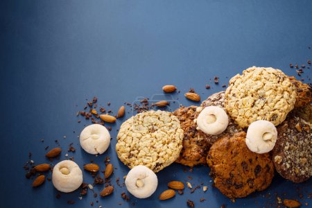 Téléchargez les photos : Biscuits faits maison sur fond bleu foncé - en image libre de droit