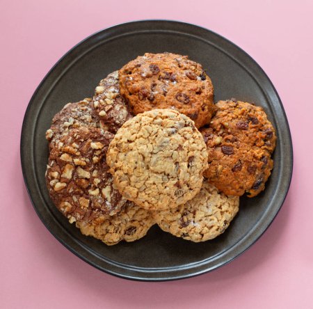 Téléchargez les photos : Biscuits faits maison sur plaque sur fond rose - en image libre de droit