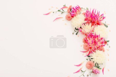 Téléchargez les photos : Belle composition de fleurs sur fond blanc - en image libre de droit