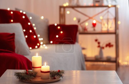 Téléchargez les photos : Décor de Noël en couleur rouge avec des bougies allumées à la maison - en image libre de droit