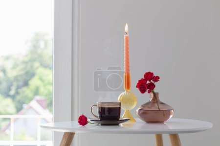 Téléchargez les photos : Tasse de thé et bouquet de roses à l'intérieur blanc - en image libre de droit