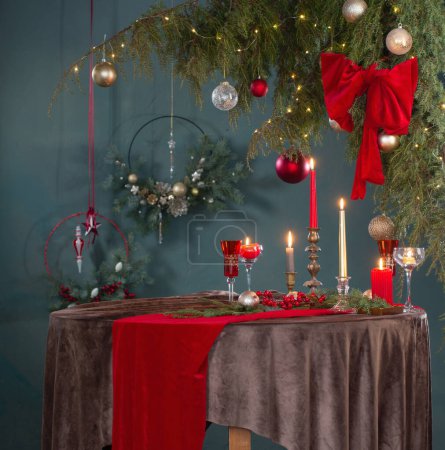 Foto de Decoración de Navidad roja y dorada en la mesa sobre fondo oscuro - Imagen libre de derechos