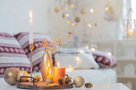 Téléchargez les photos : Décoration de Noël à la maison avec des bougies à l'intérieur blanc - en image libre de droit