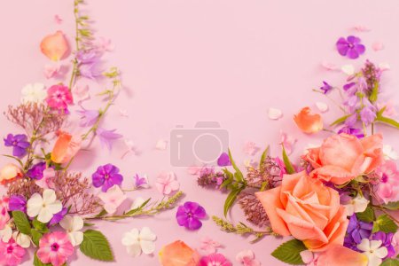 Téléchargez les photos : Motif de fleurs d'été sur fond de papier couleur - en image libre de droit
