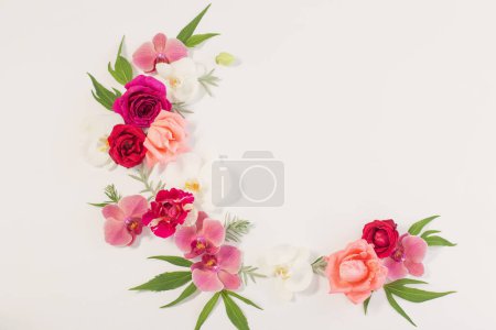Foto de Patrón de flores de verano sobre fondo blanco - Imagen libre de derechos