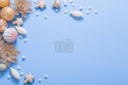 Foto de Juguetes de Navidad dorados sobre fondo azul - Imagen libre de derechos