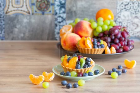 Téléchargez les photos : Cupcakes aux fruits sur table en bois sur cuisine - en image libre de droit