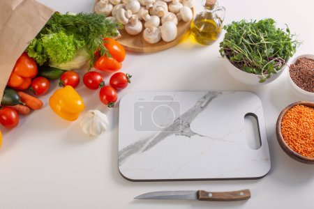 Téléchargez les photos : Santé fraîche nourriture végétarienne sur table blanche dans la cuisine - en image libre de droit