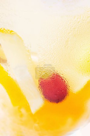 Téléchargez les photos : Fond de verre froid avec boisson aux fruits - en image libre de droit