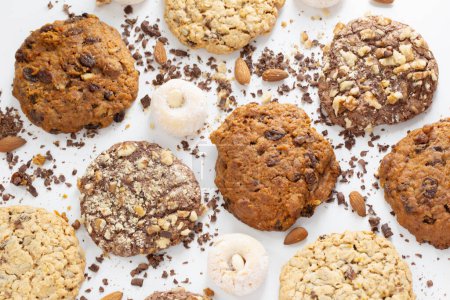 Téléchargez les photos : Cookies faits maison sur fond blanc - en image libre de droit