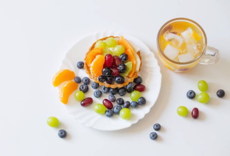 Foto de Magdalenas con frutas y bebida fría y saludable en la mesa blanca - Imagen libre de derechos