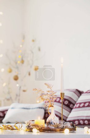 Foto de Decoraciones caseras de Navidad con velas en el interior blanco - Imagen libre de derechos