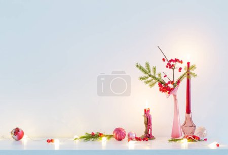 Téléchargez les photos : Décor de Noël rose avec des bougies allumées à l'intérieur blanc - en image libre de droit