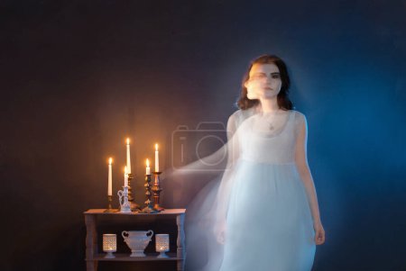Foto de Fantasma de chica joven sobre fondo azul - Imagen libre de derechos