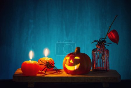 Foto de Decoraciones de Halloween con calabaza sobre fondo de madera oscura - Imagen libre de derechos