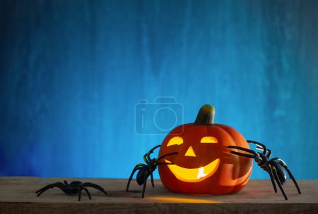 Téléchargez les photos : Décorations d'Halloween avec citrouille sur fond de bois foncé - en image libre de droit