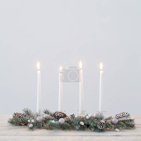 Foto de Corona de Navidad sobre mesa de madera blanca - Imagen libre de derechos