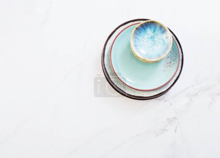 Foto de Platos de cerámica surtidos en la mesa de mármol blanco - Imagen libre de derechos