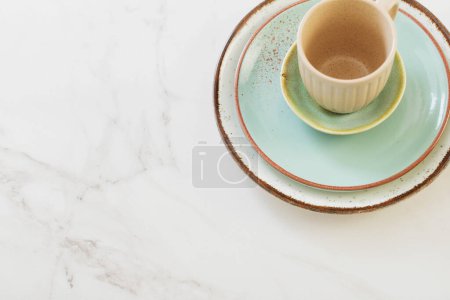 Téléchargez les photos : Tasse et assiette en céramique sur table en marbre blanc - en image libre de droit