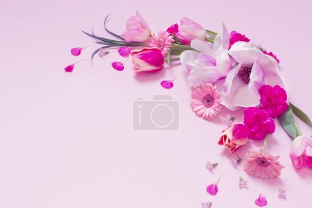 Foto de Hermosas flores de primavera sobre fondo rosa - Imagen libre de derechos