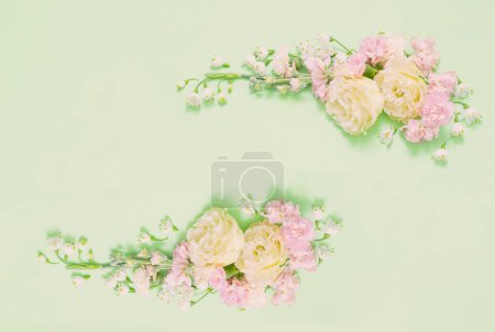 Foto de Hermosas flores de primavera sobre fondo verde - Imagen libre de derechos