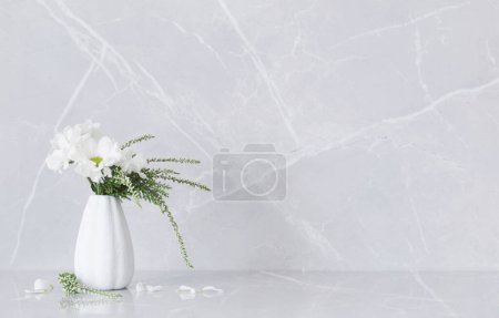 Foto de Crisantemos blancos en jarrón a sobre fondo de mármol gris - Imagen libre de derechos