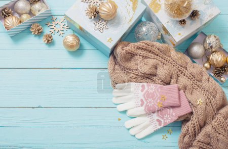 Téléchargez les photos : Cadeaux de Noël avec des décorations dorées sur fond de bois bleu - en image libre de droit