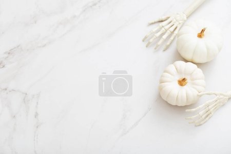 Téléchargez les photos : Citrouilles halloween blanches avec décor sur fond de marbre - en image libre de droit