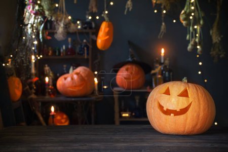 Téléchargez les photos : Citrouilles d'Halloween sur une vieille table en bois sur fond décorations d'Halloween - en image libre de droit