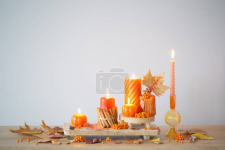 Téléchargez les photos : Décor d'automne avec des bougies allumées sur étagère en bois - en image libre de droit