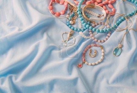 Foto de Diferentes joyas de las mujeres en tela azul - Imagen libre de derechos
