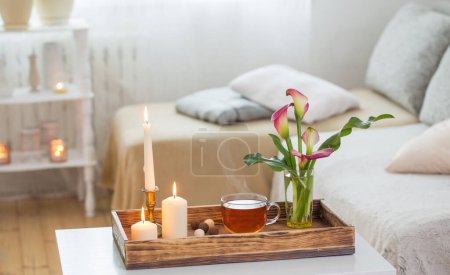 Téléchargez les photos : Tasse de thé et de fleurs sur plateau en bois intérieur - en image libre de droit