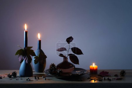 Téléchargez les photos : Automne décor sombre avec des bougies sur étagère en bois sur le mur de fond - en image libre de droit