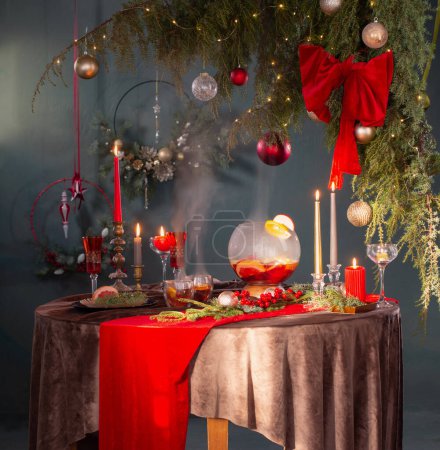 Foto de Ponche caliente en jarrón con decoración navideña en estilo vintage - Imagen libre de derechos