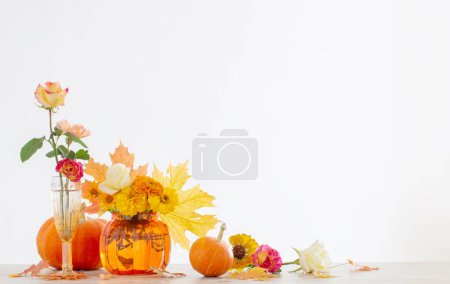 Foto de Ramo otoñal naranja sobre fondo blanco - Imagen libre de derechos
