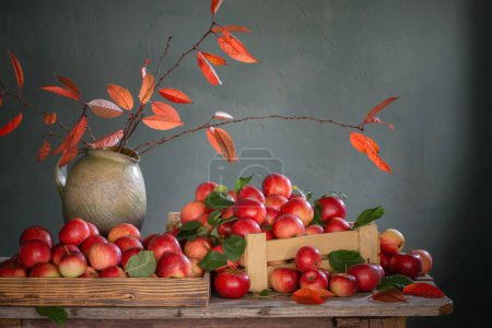 Foto de Manzanas rojas en la vieja mesa de madera en la pared verde de fondo - Imagen libre de derechos
