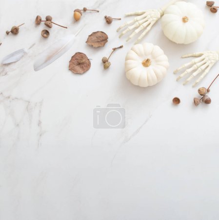 Foto de Calabazas de halloween blanco con decoración sobre fondo de mármol - Imagen libre de derechos