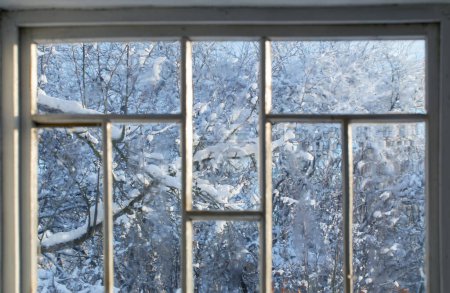 Foto de Vieja ventana con nevado hermoso paisaje - Imagen libre de derechos