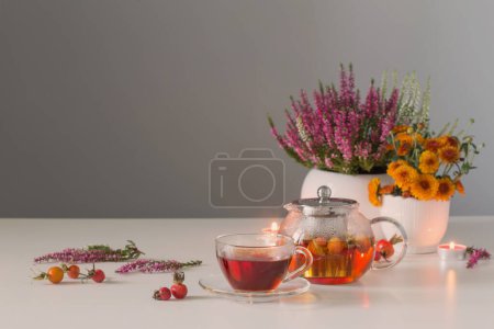 Foto de Té de rosa mosqueta en la mesa blanca en la cocina - Imagen libre de derechos