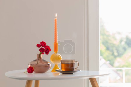 Foto de Taza de té y ramo de rosas en el interior blanco - Imagen libre de derechos