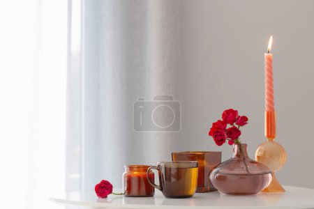 Téléchargez les photos : Tasse de thé et bouquet de roses à l'intérieur blanc - en image libre de droit