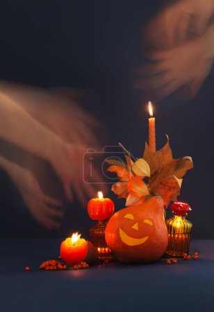 Foto de Naturaleza muerta de otoño sobre fondo azul oscuro - Imagen libre de derechos