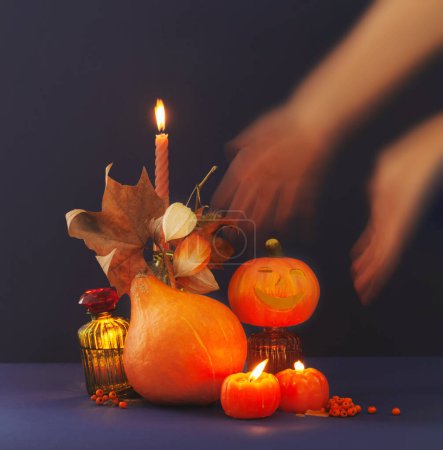 Foto de Decoración de halloween con calabazas sobre fondo azul oscuro - Imagen libre de derechos