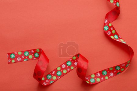 Téléchargez les photos : Ruban de Noël sur fond de papier rouge - en image libre de droit