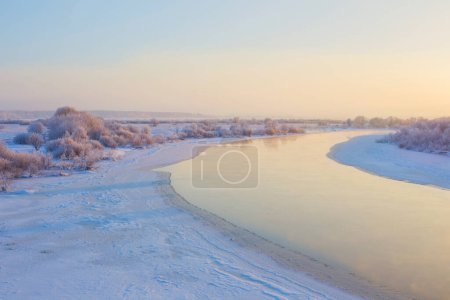 Téléchargez les photos : Beau paysage d'hiver avec rivière - en image libre de droit